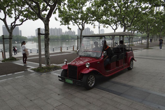 китай фото города - электромобиль в стиле ретро