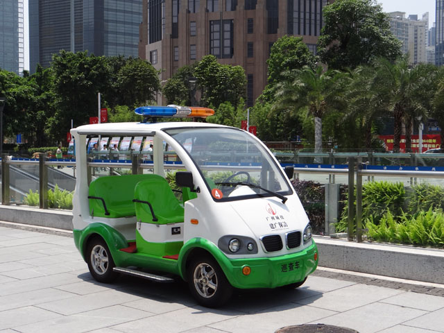 электромобиль в центральном парке Шанхая