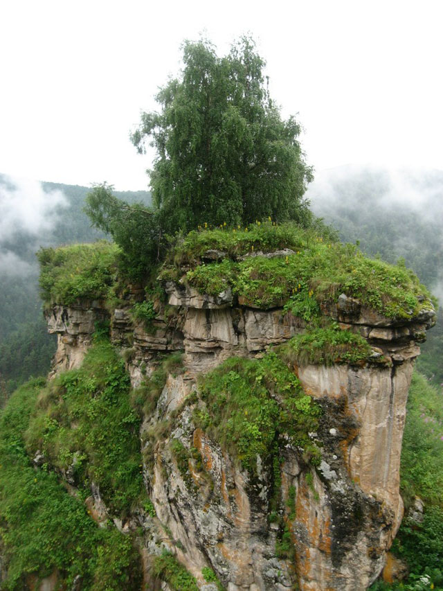 Велопоход по Кавказу. Скалы близ плато Бичесын