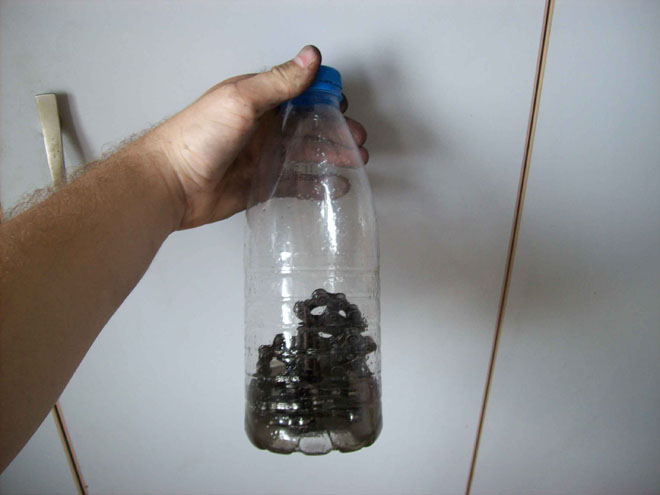 Мойка цепи с помощью пластиковой бутылки.